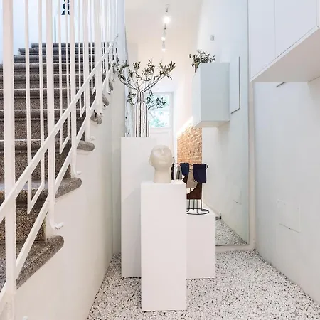 Holiday home *villa Olivo*with Private Terrace & Jacuzzi + 3bedrooms Milan